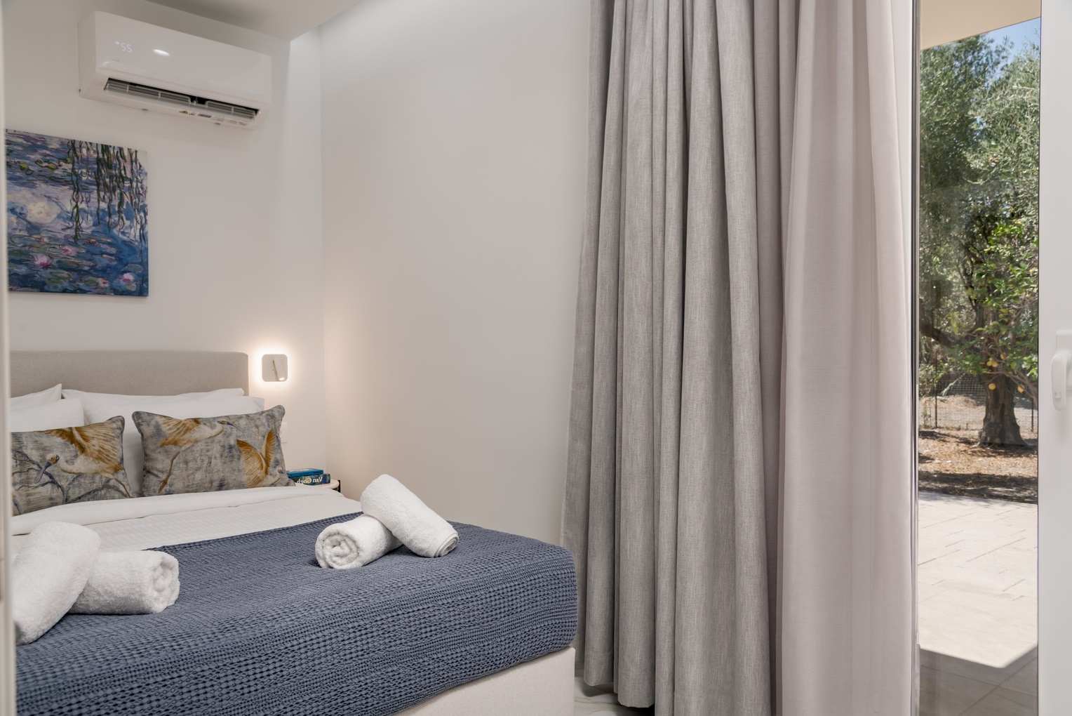Bedrooms and bathroom of Kipos Zante Residence